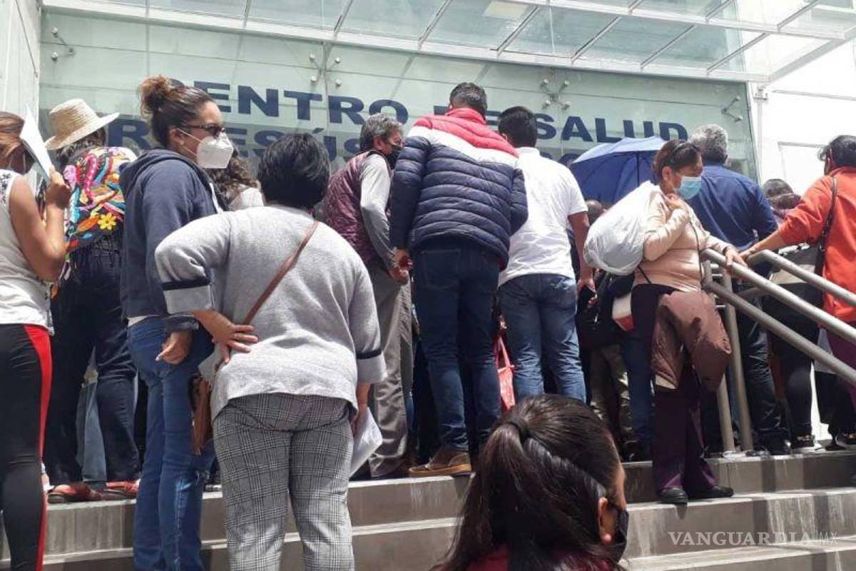 Hacen larga fila y no alcanzan vacuna COVID
