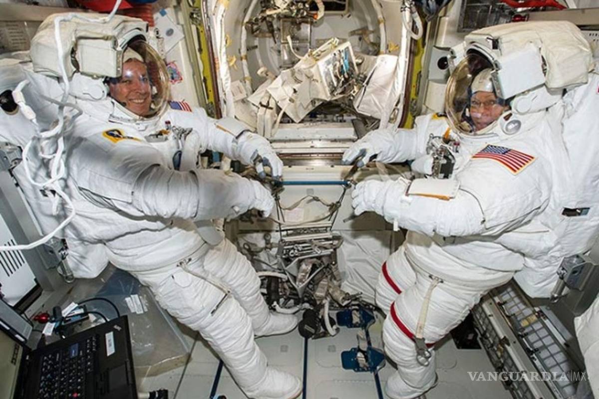 Astronautas reparan falla en Estación Espacial Internacional