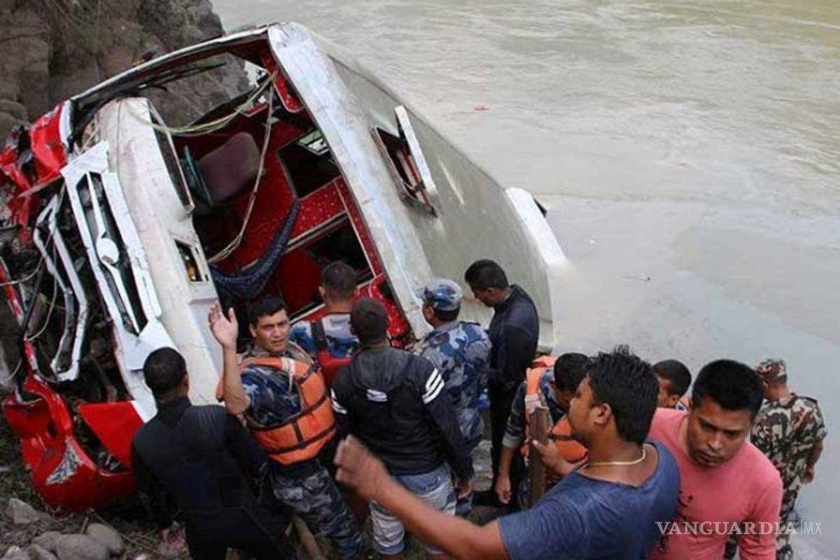 Al menos 31 muertos al caer un autobús a un río en Nepal