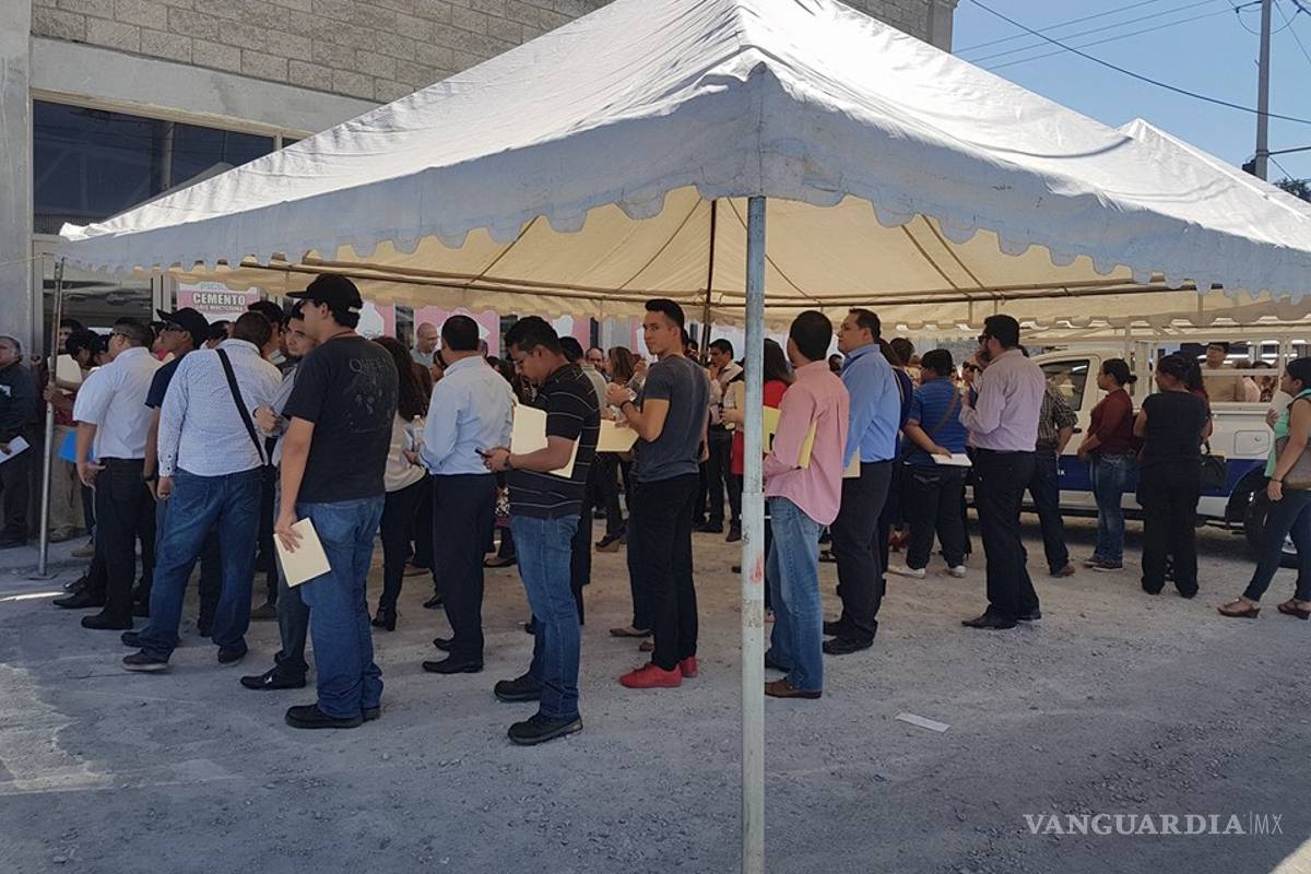 $!Más de 500 personas buscan empleo en tienda ancla de centro comercial de Monclova