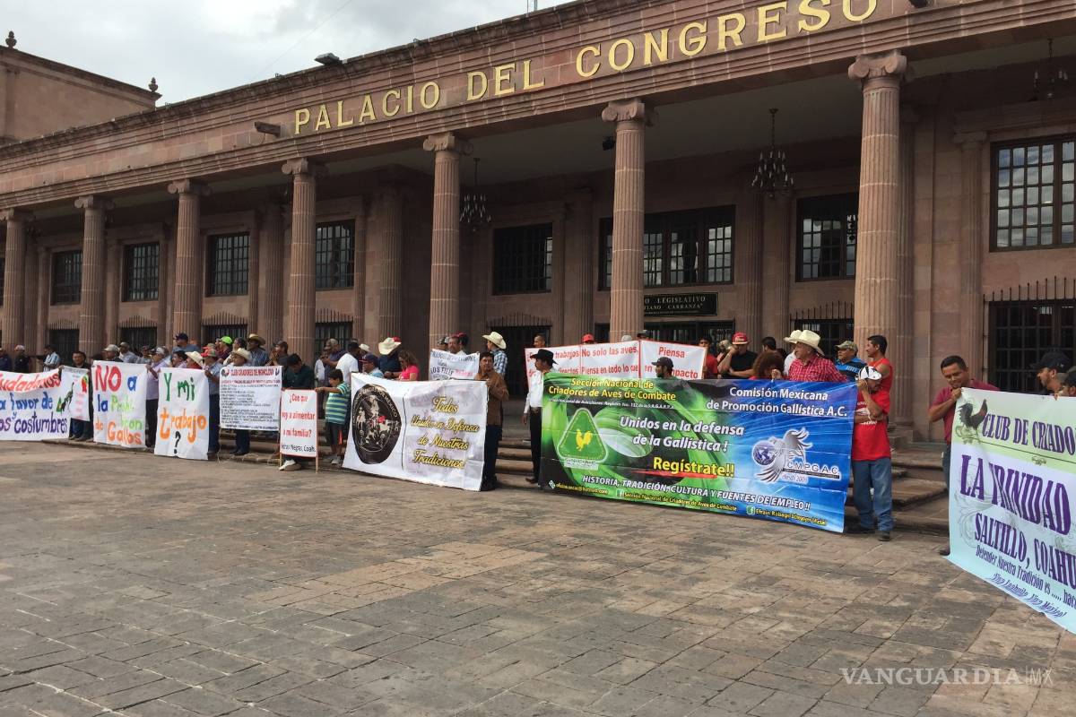 Productores de gallos se manifiestan ante el Congreso de Coahuila