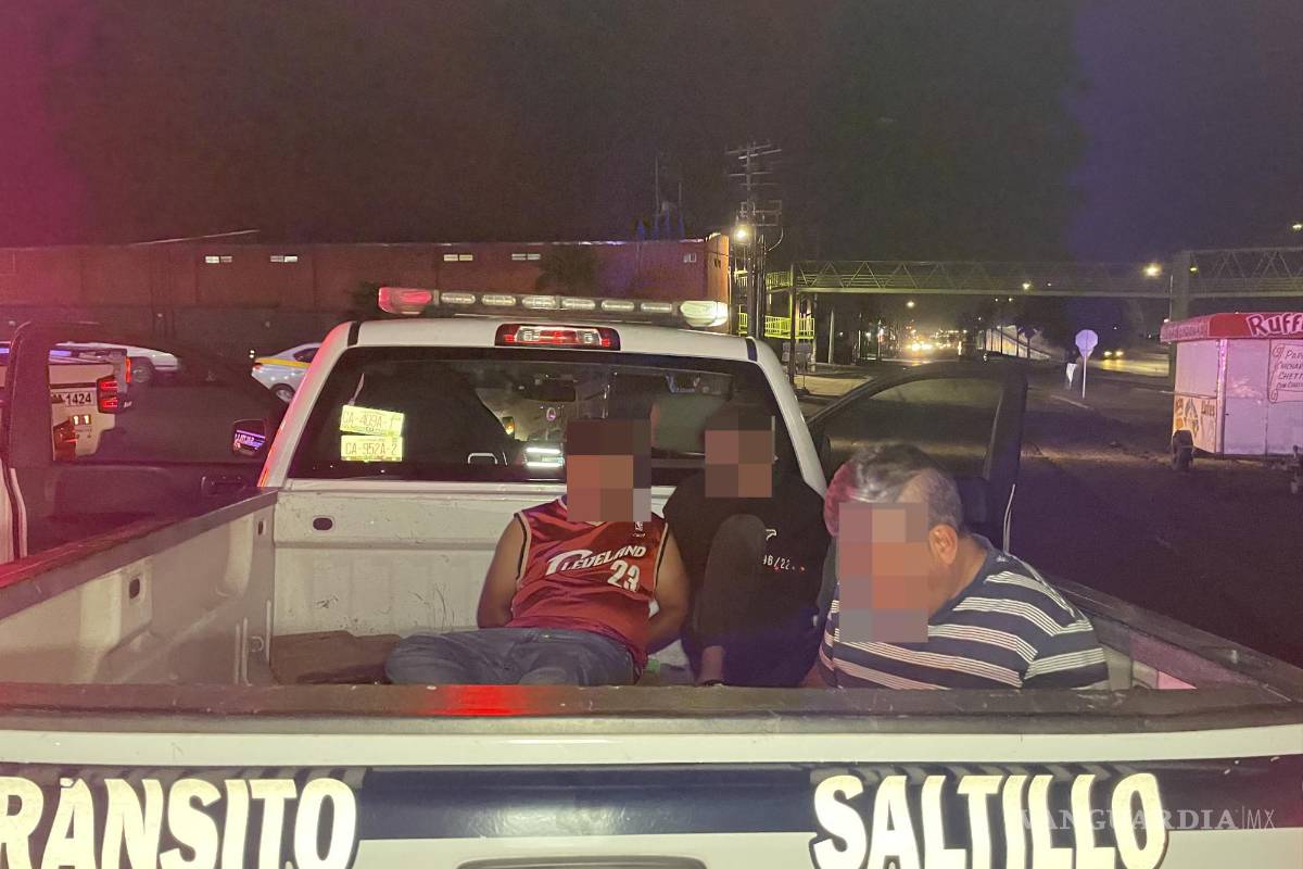 Traileros provocan persecución y chocan contra patrulla de Tránsito en Saltillo