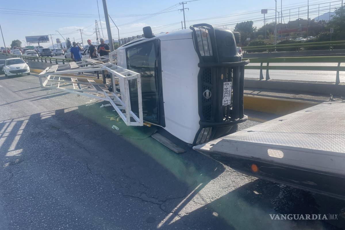 Empleado vuelca camioneta tras recibir ‘cerrón’ en bulevar Venustiano Carranza