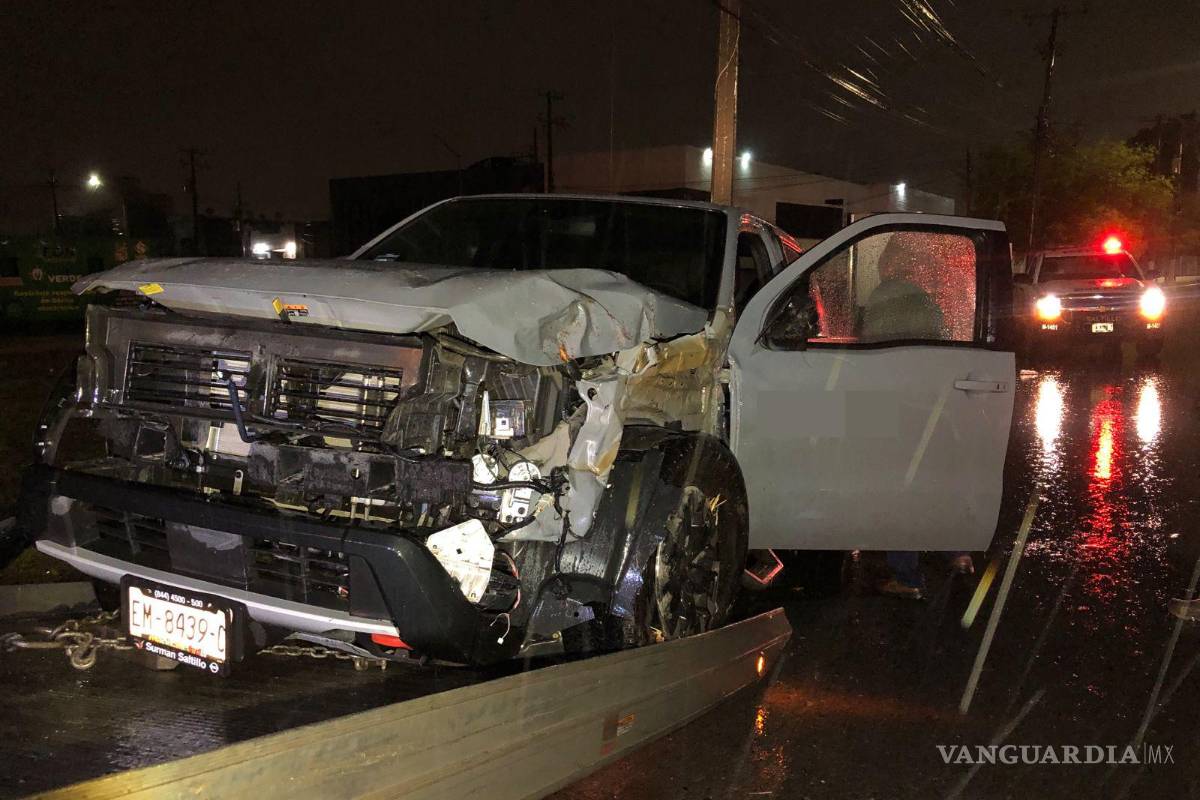 No le sale la maniobra a conductor de camioneta y choca por alcance, al norte de Saltillo