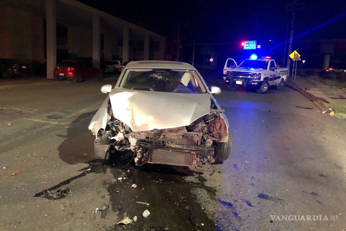 Choca con poste y deja sin luz a dos colonias