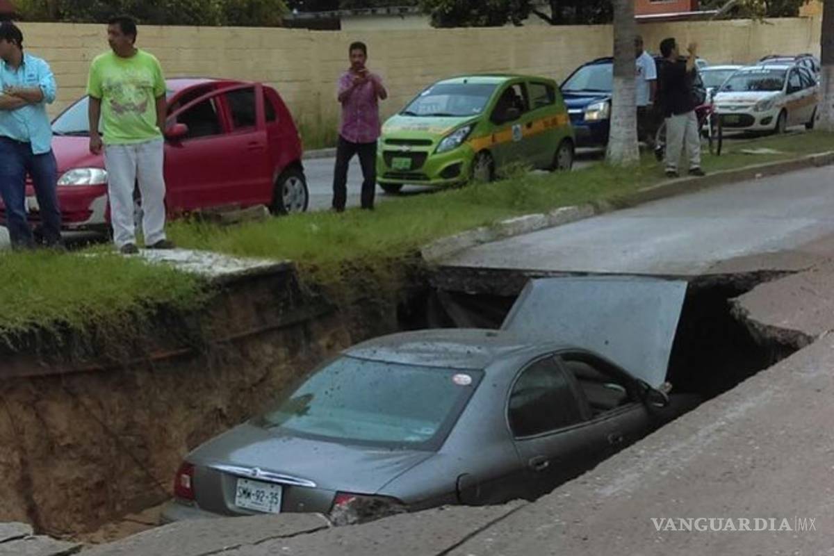 Socavón 'se traga' auto en Tamaulipas