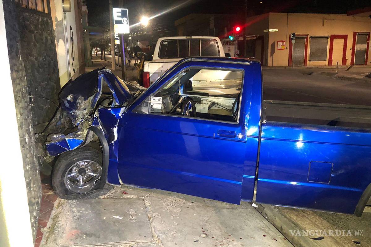 Saltillo: ebrio conductor pierde control de su auto y se impacta contra vehículos estacionados y una casa
