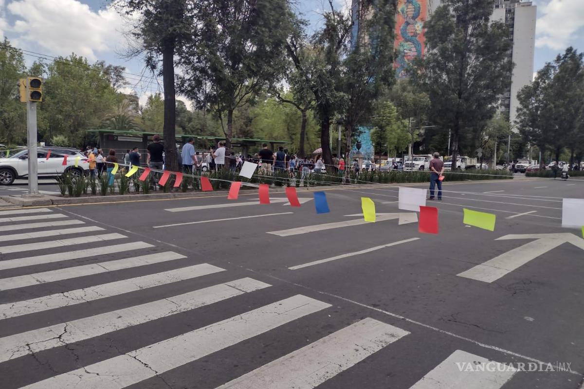 Bloquean calles vecinos de Tlatelolco, CDMX por falta de agua