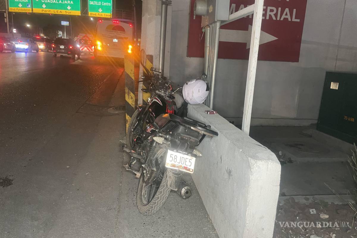 Cobrador cae en un bache y se fractura la pierna, en Saltillo