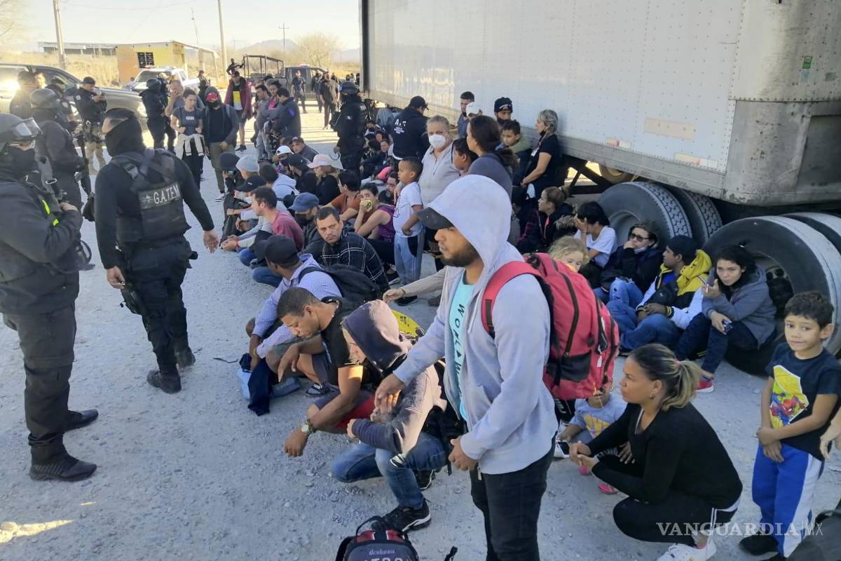 En Coahuila, rescatan a 204 migrantes ocultos en tráiler y rancho en carretera a Monclova