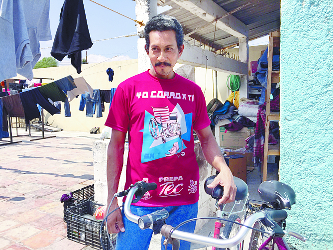 Migrante recorre 3 países en bicicleta