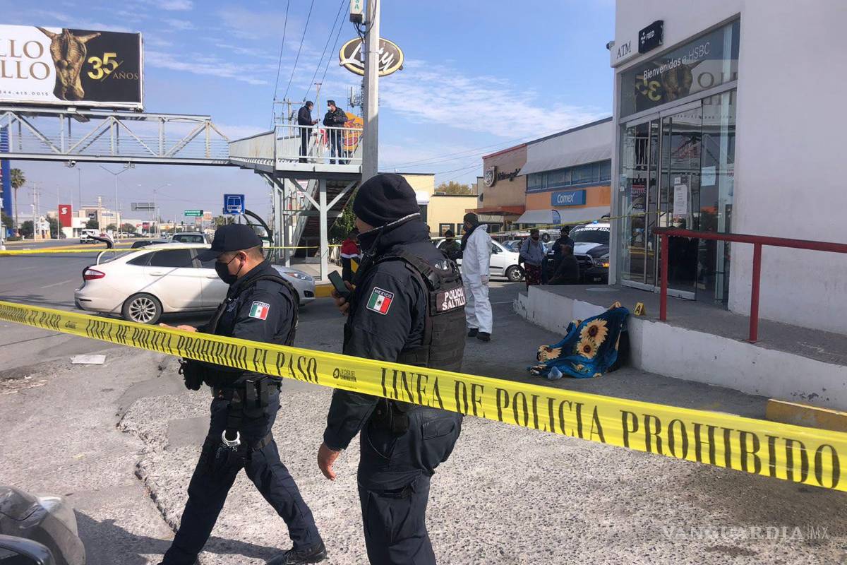 Muere a causa de un infarto afuera de un banco en Eulalio Gutiérrez y Valdés Sánchez en Saltillo