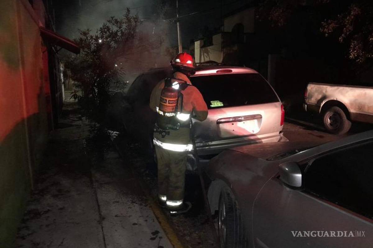 $!Autoridades municipales inspeccionan los restos calcinados de una Chrysler Town &amp; Country.