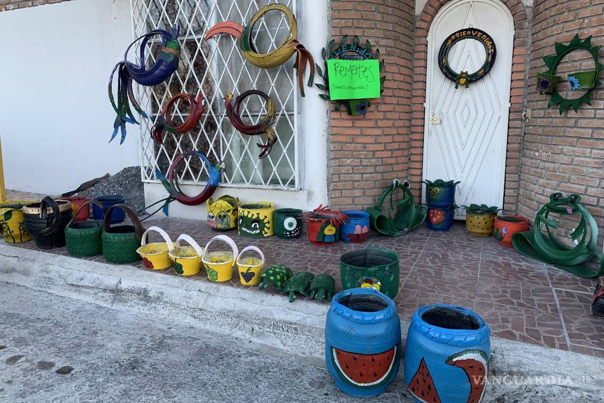 Saltillense elabora con llantas maceteros y hasta salas completas