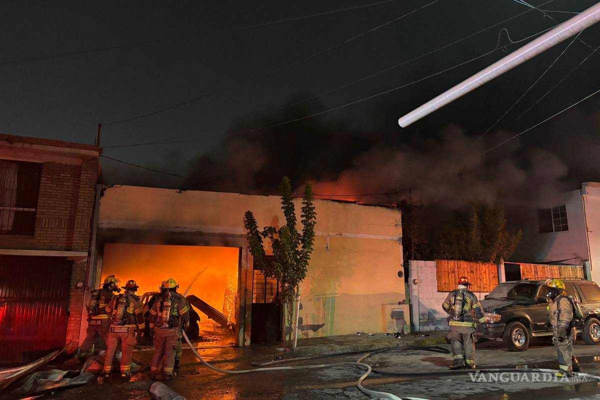 $!Elementos del Cuerpo de Bomberos trabajaron durante varias horas para controlar el incendio en la colonia Omega.