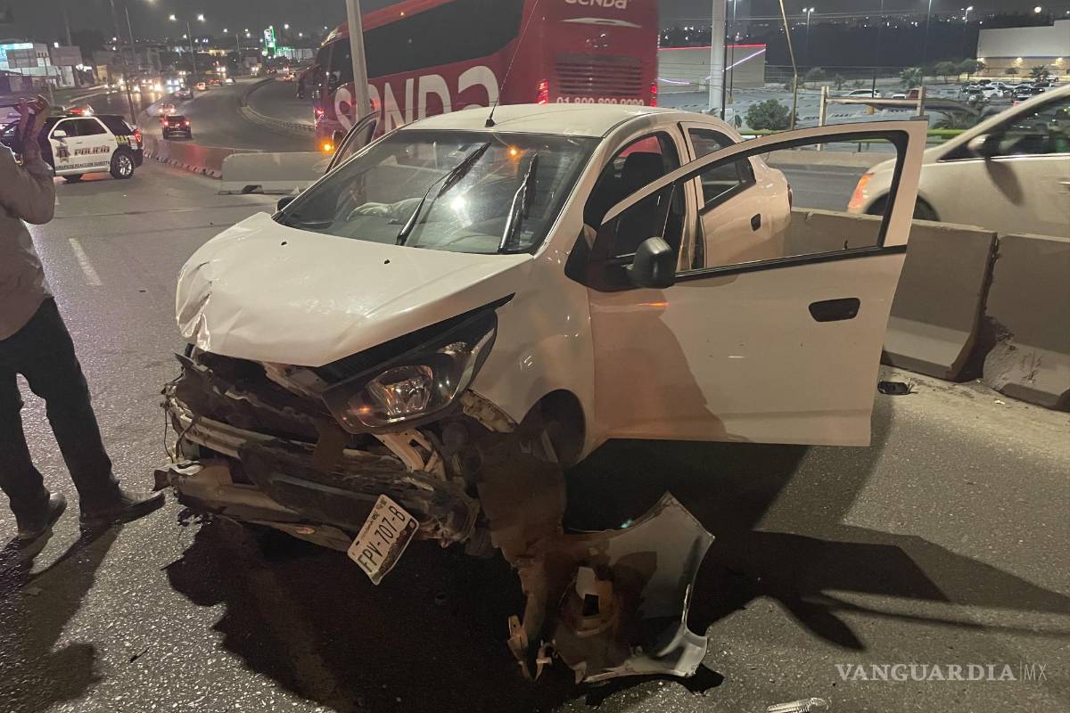 Imprudente conductor colisiona contra vehículo en Saltillo; se niegan a llegar a acuerdo