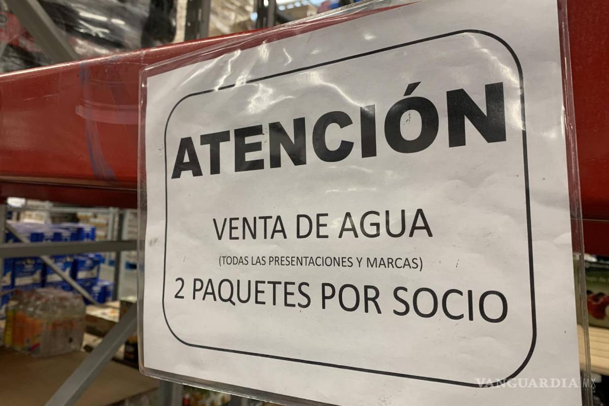 Restringen venta de agua en Saltillo por compras masivas de regios; ponen freno en centros comerciales
