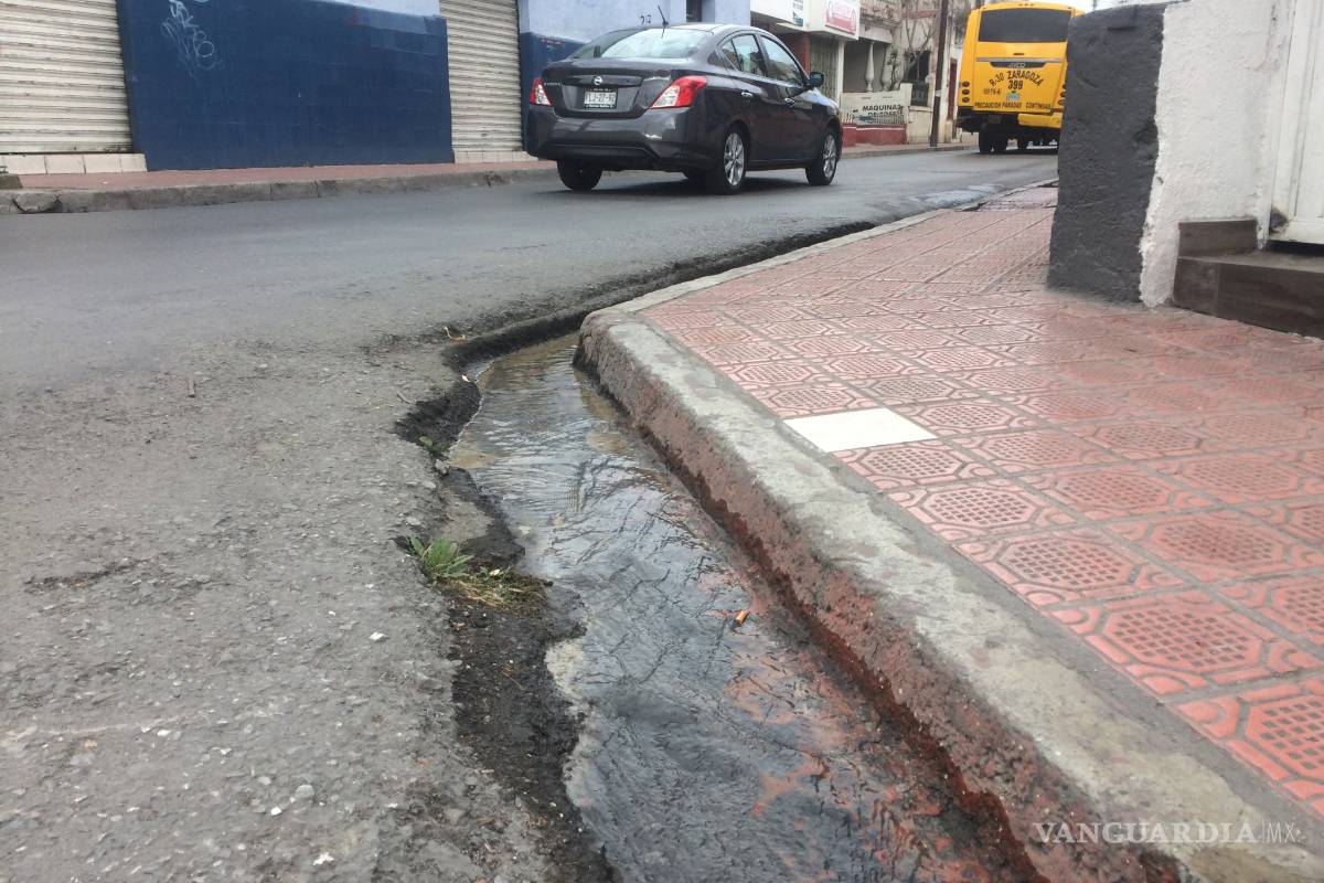 Dura horas enorme fuga de agua en el centro de Saltillo