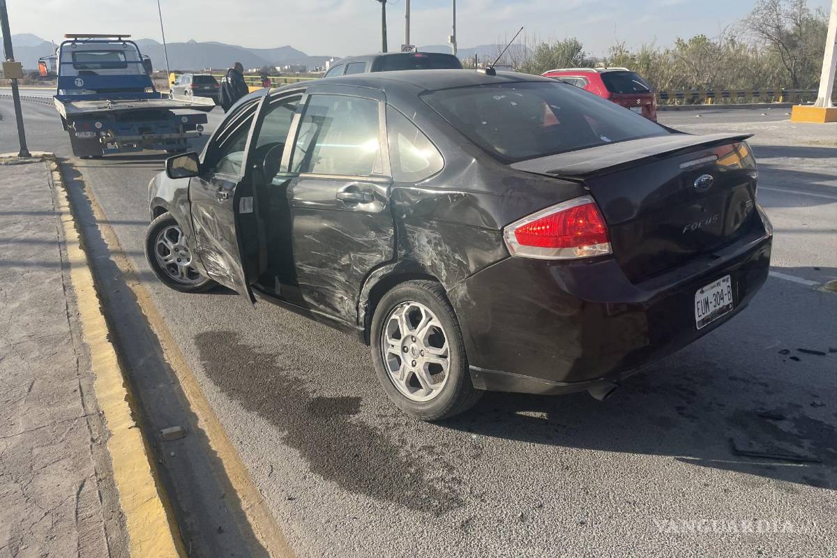 Vehículo se ‘adueña’ de bulevar y causa choque contra camioneta en Saltillo