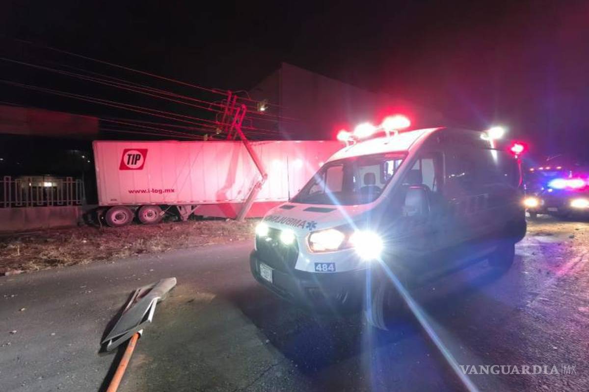 $!Personal del Cuerpo de Bomberos y paramédicos atendieron al conductor en el lugar y lo trasladaron estable a la Clínica 2 del IMSS.