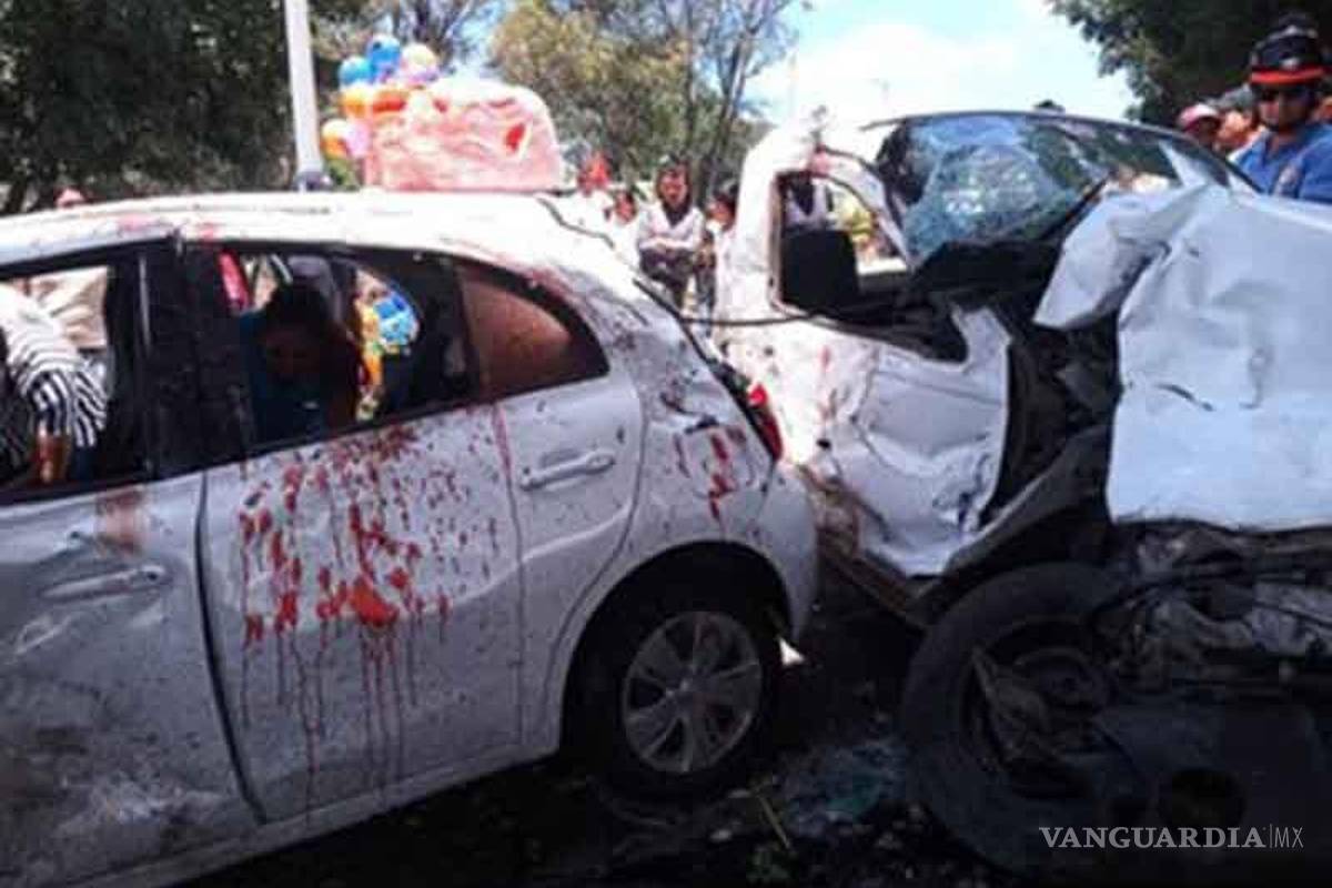 Vagón de tren embiste vehículos y deja seis muertos, en Guanajuato