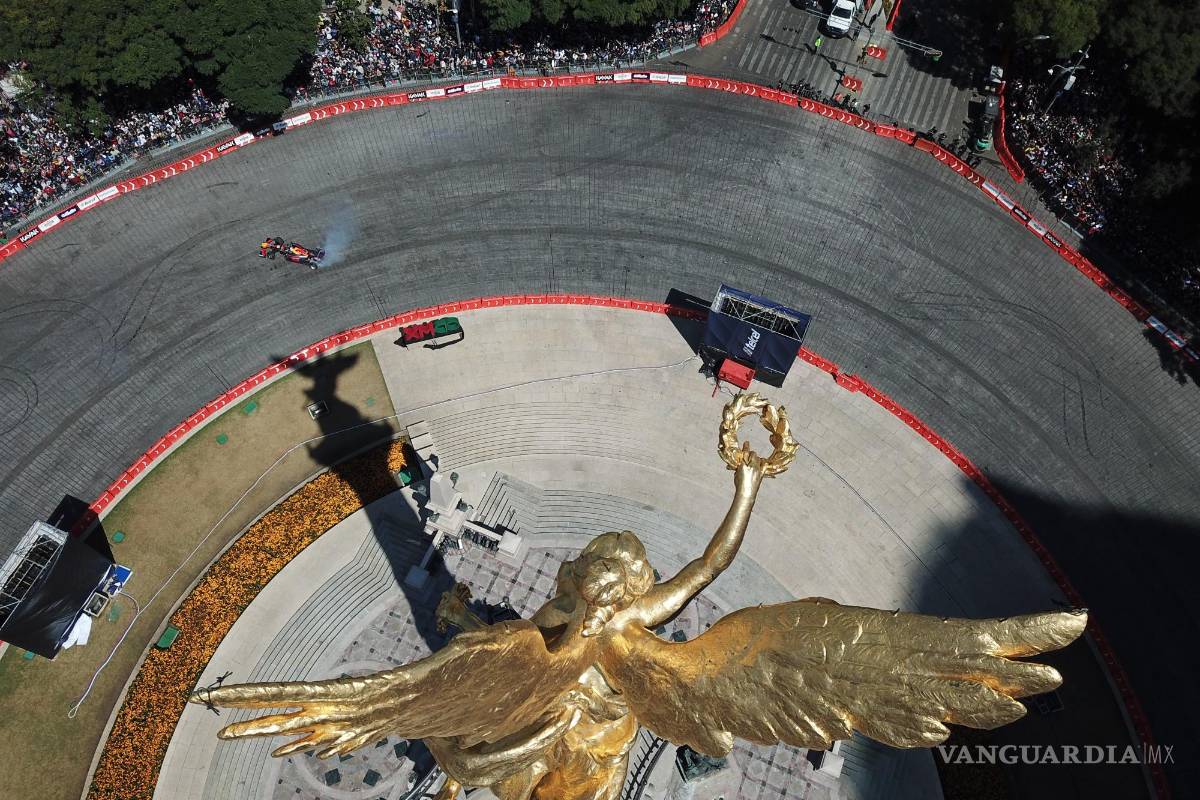 $!Fotografía aérea del piloto mexicano de la escudería Red Bull, Sergio Checo Pérez, durante el Red Bull Show Run en la Glorieta de La Diana Cazadora en el Paseo de la Reforma, en Ciudad de México. EFE/ Madla Hartz