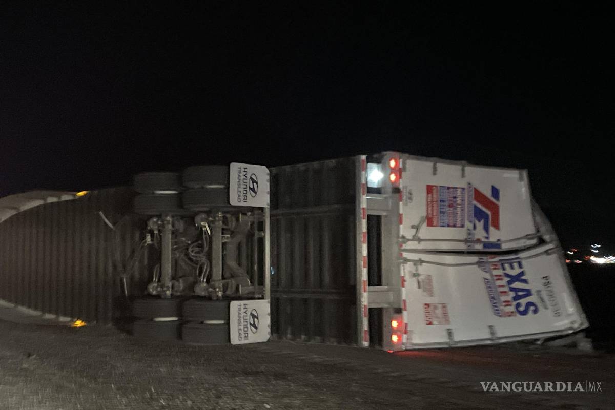 Tras dormitada, vuelca trailero en la Monterrey-Saltillo; provoca bloqueo de vialidad durante horas