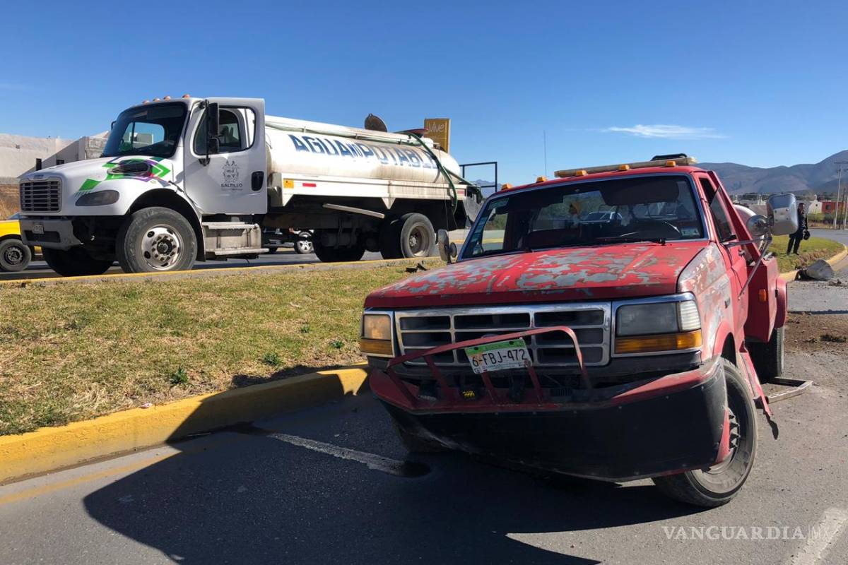 Grúa se impacta contra pipa de Municipio en Saltillo