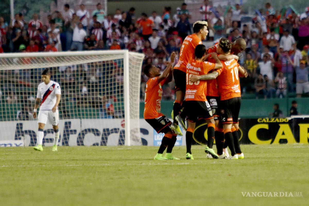 Chivas la 'cruzazulea' ante Jaguares