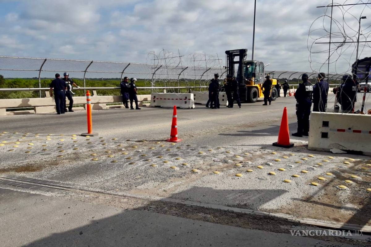Ante amenaza de migrantes que buscaban cruzar hacia EU, cierran puente Acuña-Del Rio