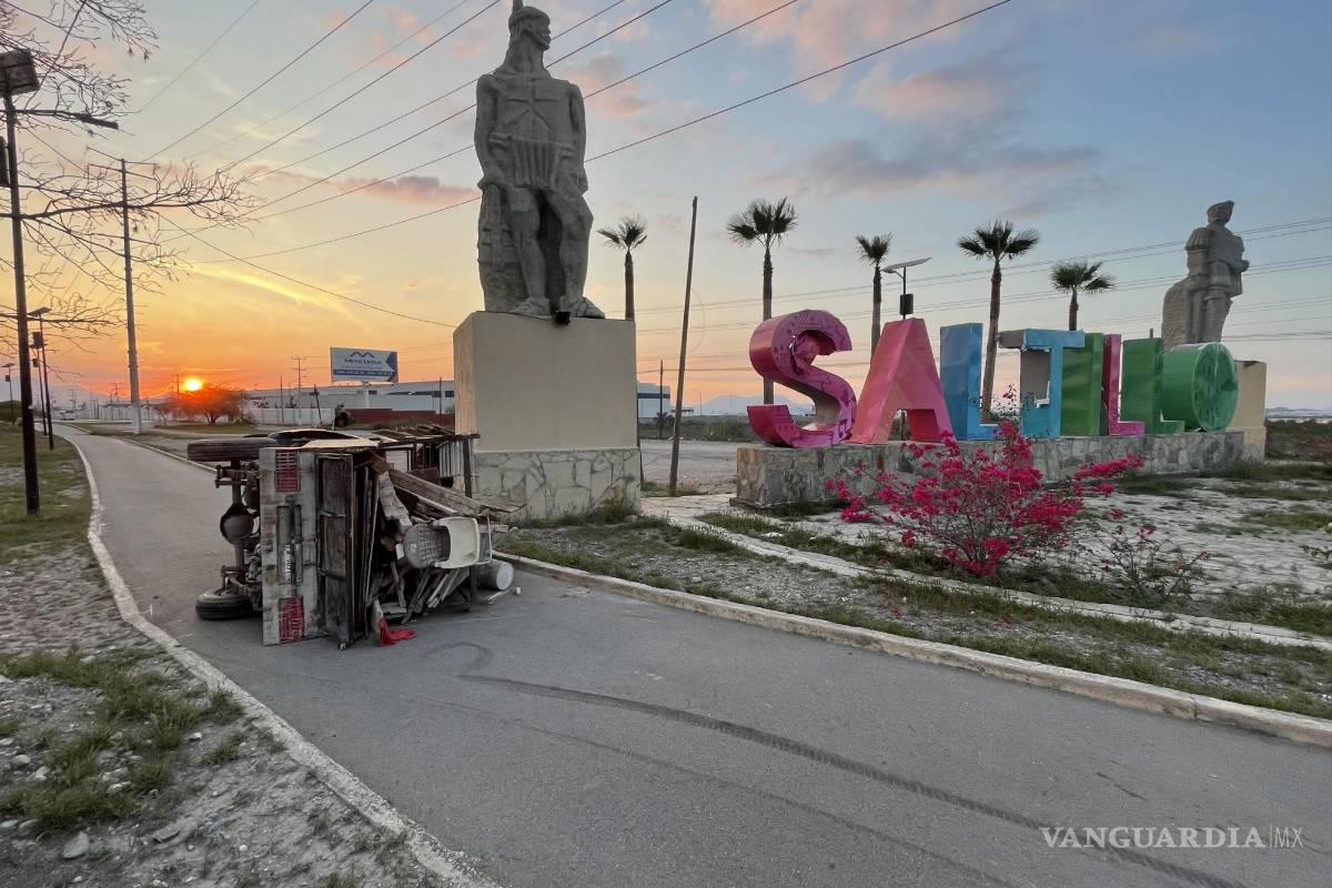 Albañiles correlones vuelcan en la entrada a Saltillo; no hubo lesionados