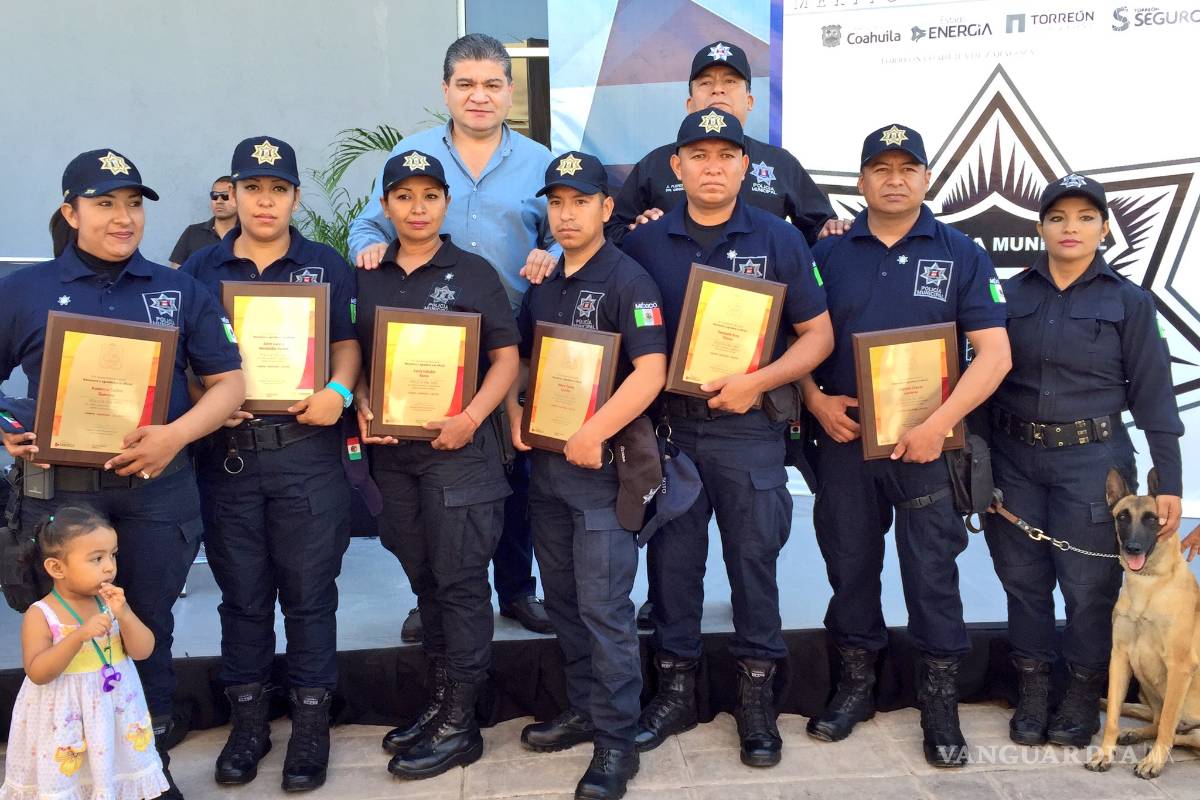 Alcalde de Torreón entrega reconocimientos al “policía del mes”