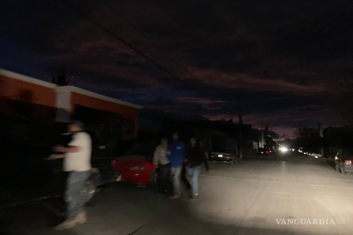 $!Fuertes vientos tumban parte de la fachada de un edificio en la zona Centro de Saltillo