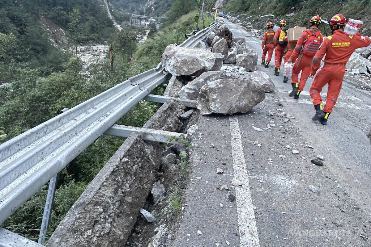 $!Los rescatistas caminan por la carretera después de un terremoto en el condado de Luding, prefectura de Ganzi, provincia de Sichuan, China.