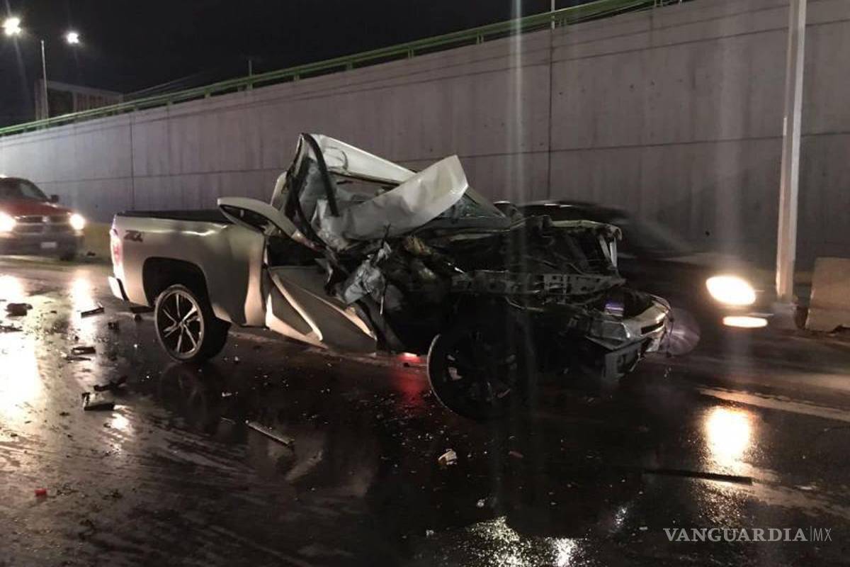 $!El impacto fue tan fuerte que la camioneta quedó completamente destrozada.