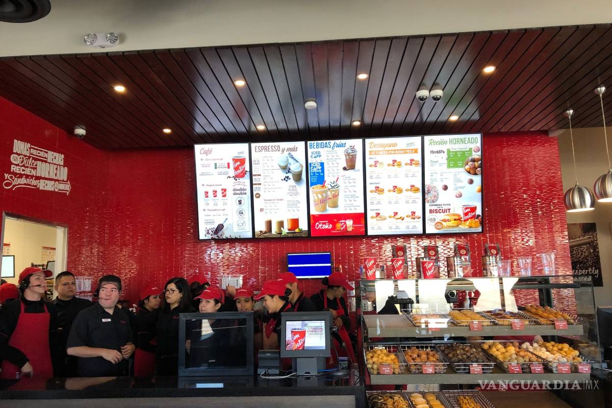 $!Con -4 grados, hacen fila fuera de Tim Hortons desde las 6:30 am en Saltillo