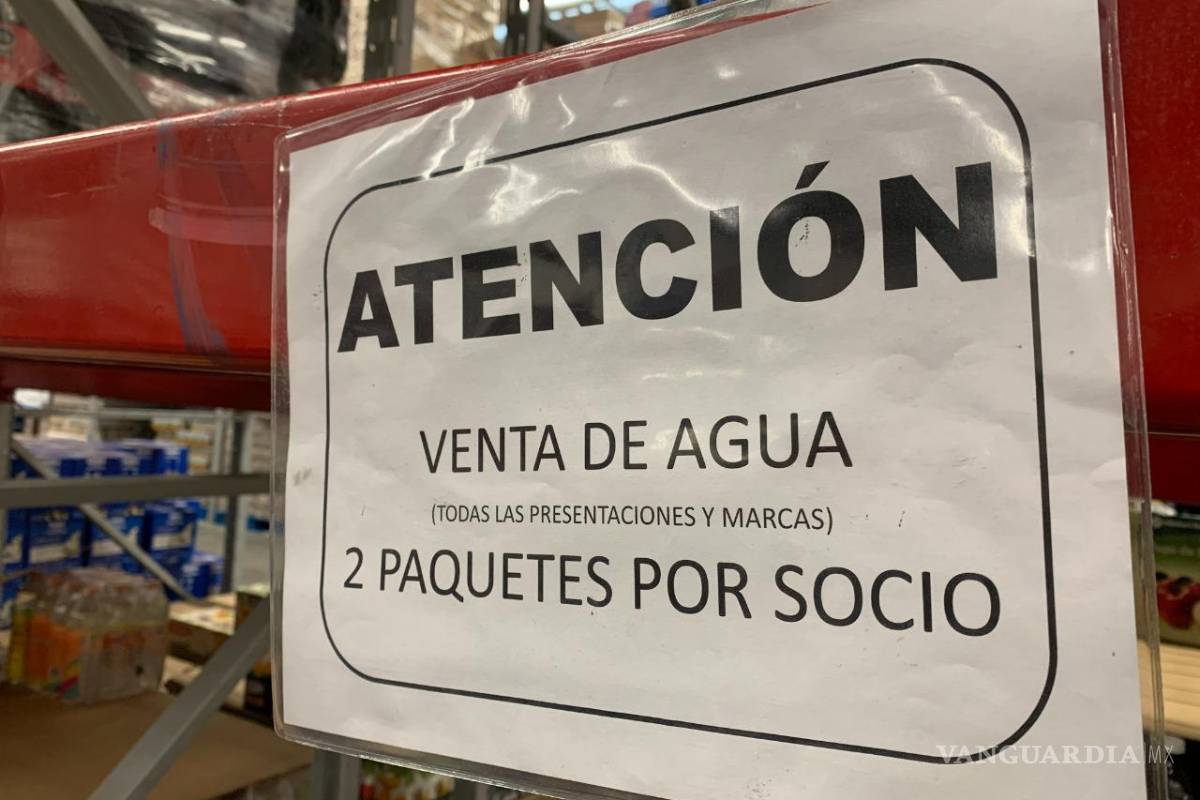 Restringen venta de agua en Saltillo por compras masivas de regios; ponen freno en centros comerciales