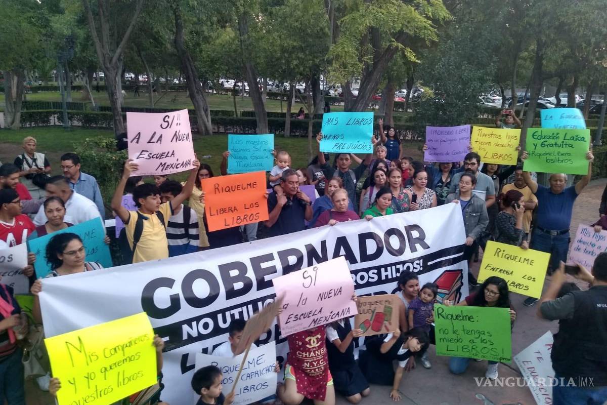 Movimiento Magisterial de Coahuila exige entrega de nuevos libros de texto; reúnen firmas con padres de familia