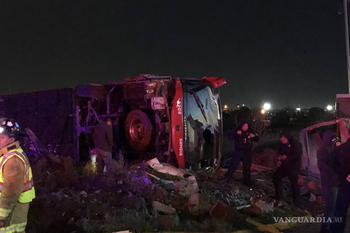 Vuelca un autobús de pasajeros y deja una persona muerta y 12 heridas, en Ramos Arizpe
