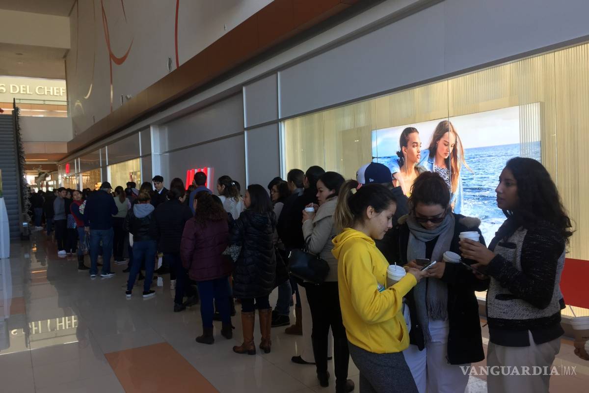 Madrugan para entrar a la primera tienda H&amp;M en Saltillo