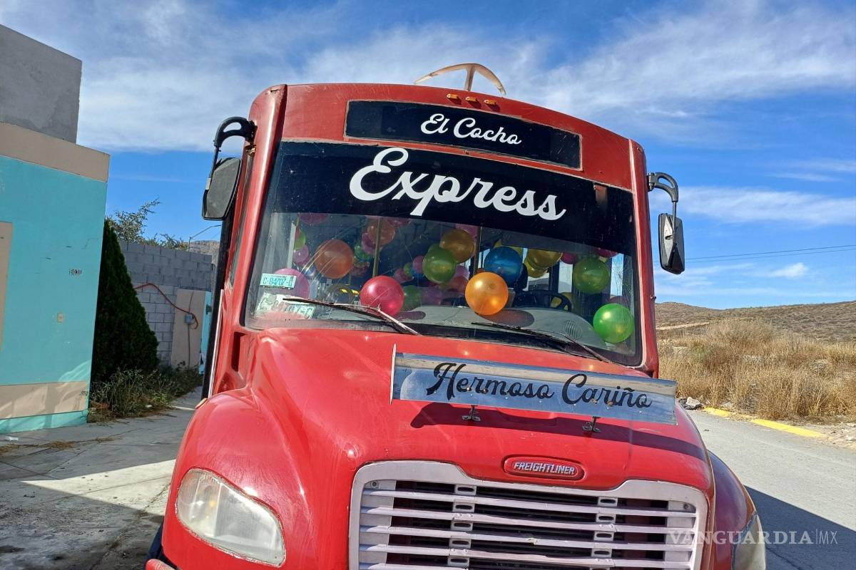 Con rosca y pelotas, este chofer de la ruta Expres de Saltillo hace magia en el Día de Reyes