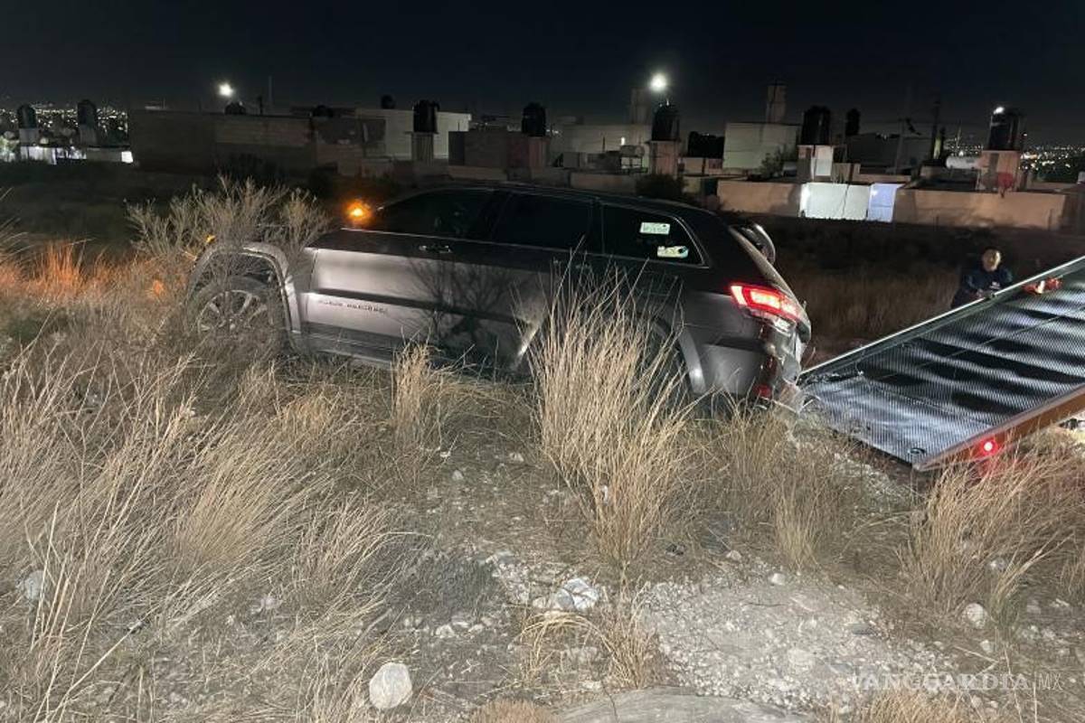 $!El vehículo derribó un cerco de alambre y quedó dañado en un área empedrada.