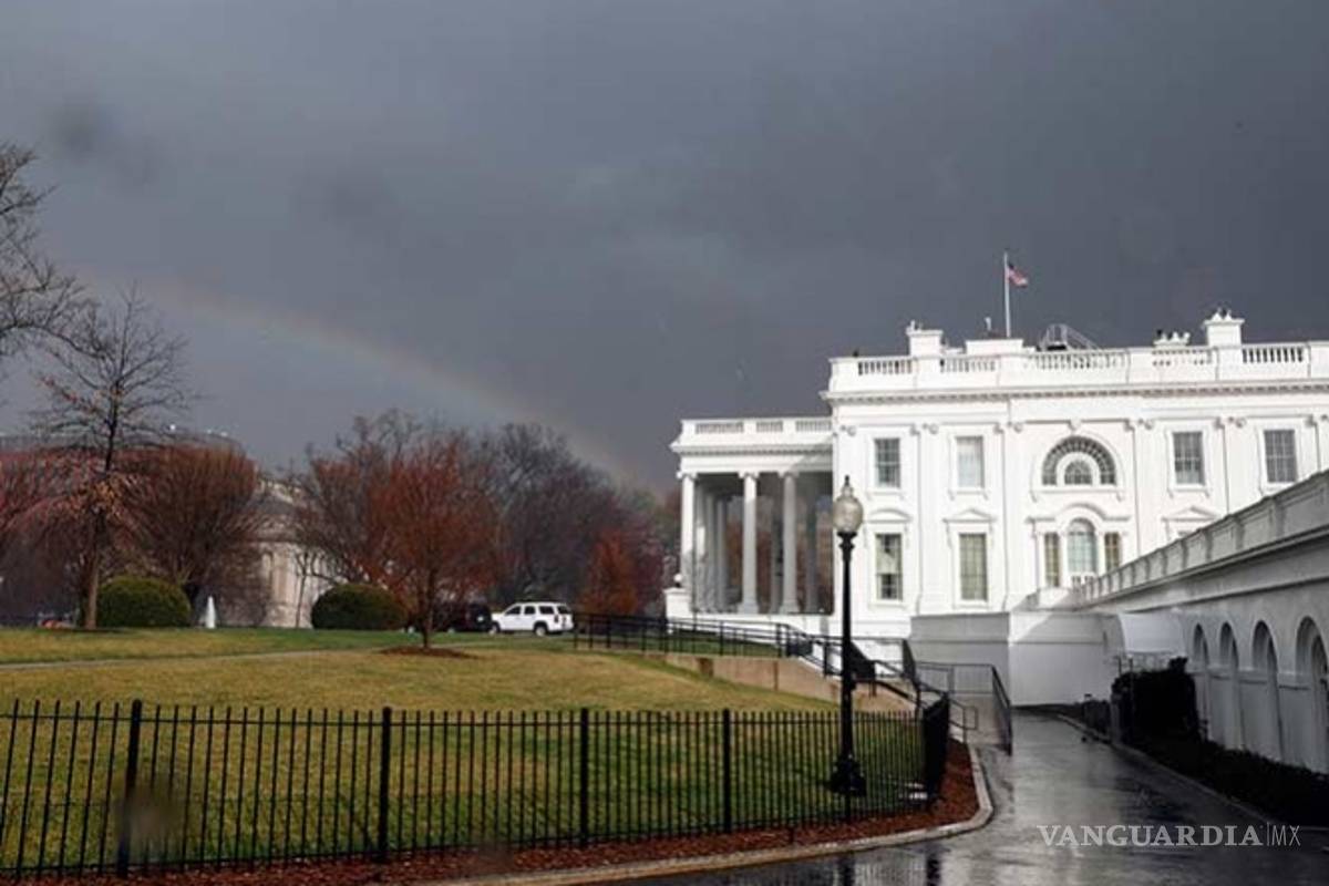 Cae un hombre por saltar la reja de la Casa Blanca; Trump estaba dentro