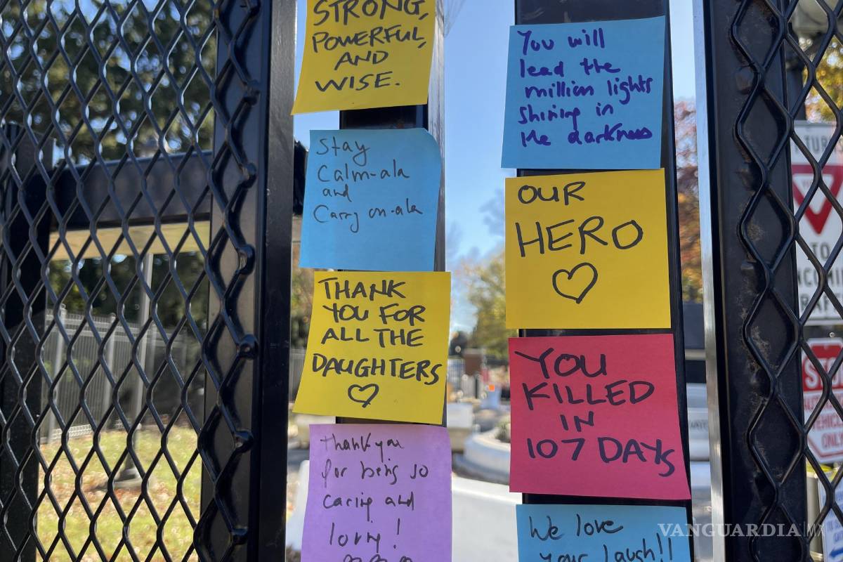 $!Fotografía de mensajes en la entrada de la residencia oficial de la vicepresidenta de Estados Unidos y candidata demócrata a la Casa Blanca, Kamala Harris, este viernes en el Observatorio Naval de Estados Unidos en Washington (Estados Unidos).