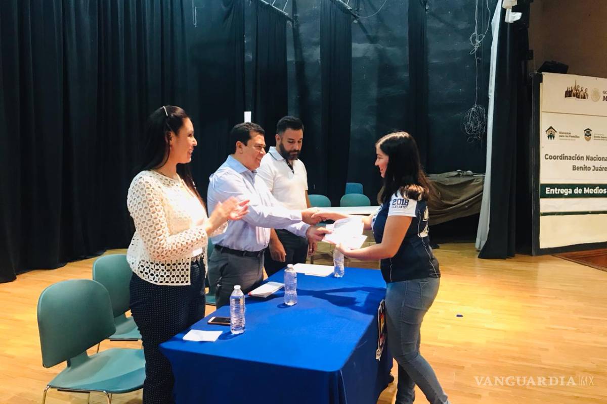 Entregan en Torreón becas por 4 mil 800 pesos a más de 400 alumnos de la UAdeC