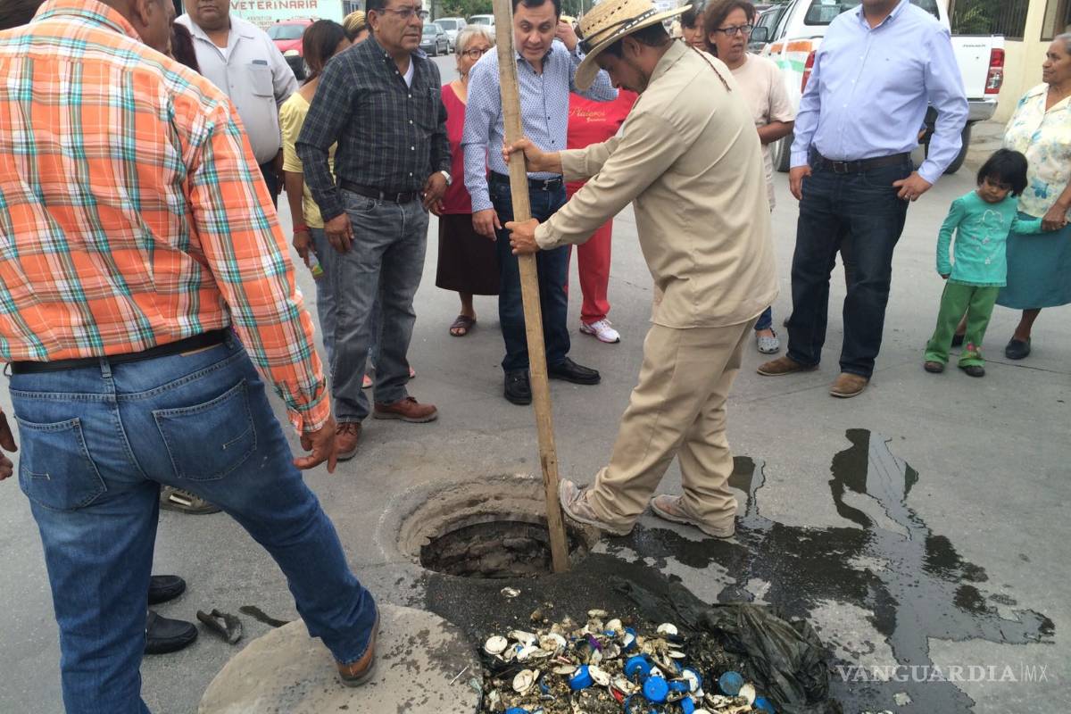 Simas Torreón retira toneladas de basura de las alcantarillas