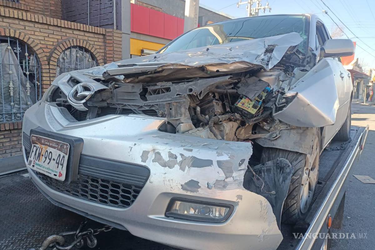 Joven termina prensado al interior de su vehículo en bulevar de Saltillo