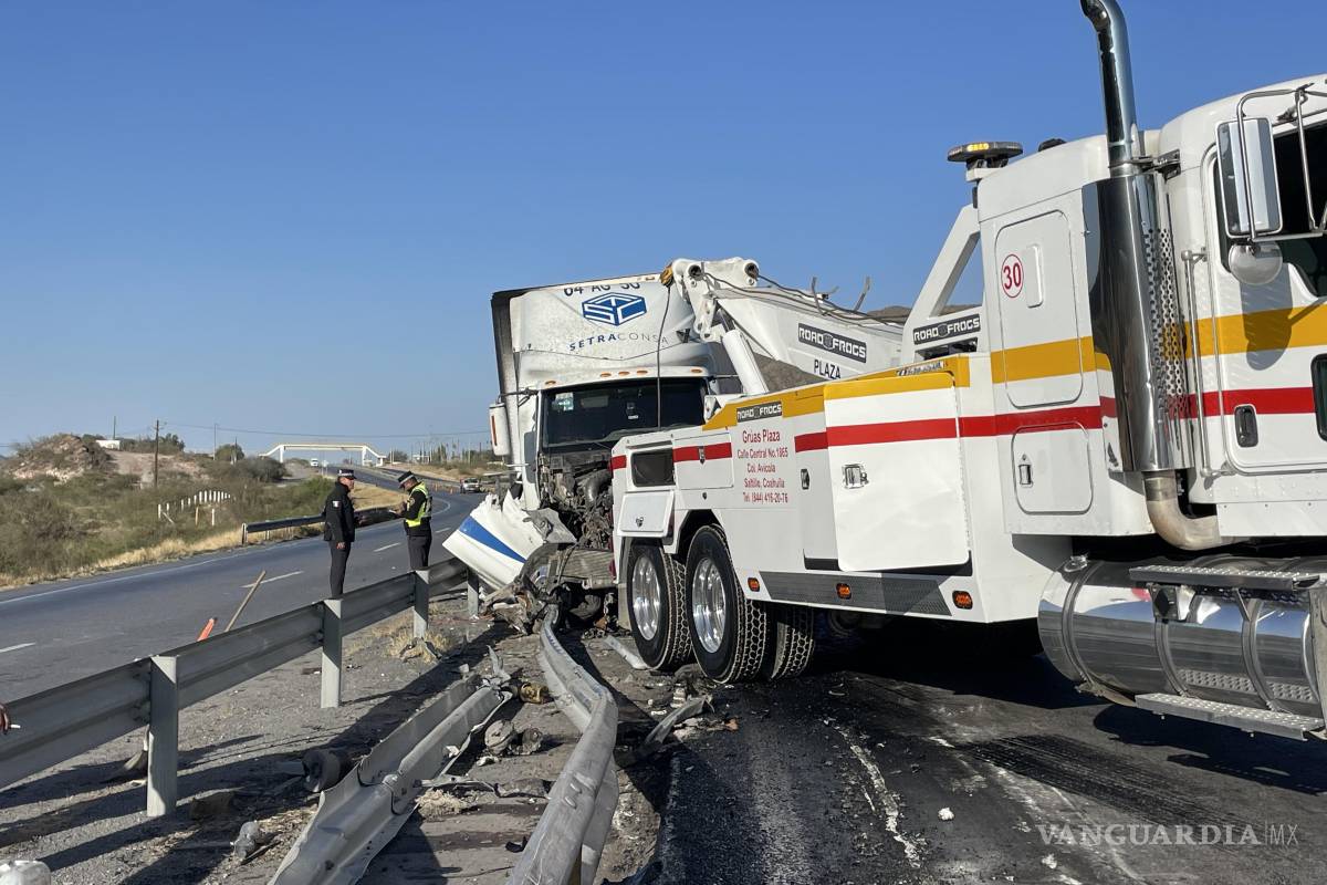 Conductor de tráiler se queda dormido, pierde el control y se lleva barrera de contención en la carretera a Torreón