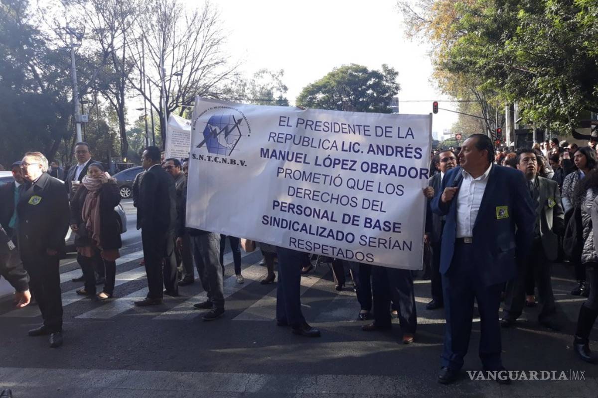 Empleados de CNBV protestan por medidas de austeridad