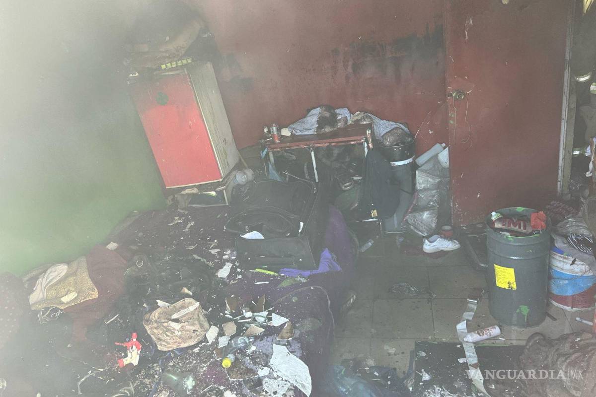 Encuentran y rescatan a perrito de vivienda en llamas, en Saltillo